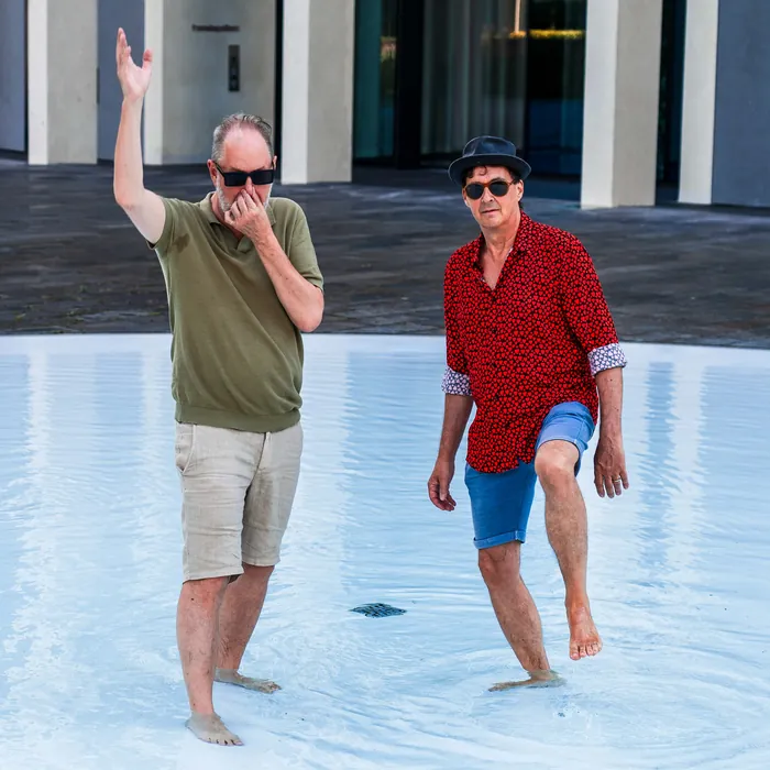 DAS GÄRTNER barfuss in einem Wasserbecken