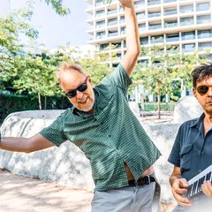 Pressebild 02 in voller Auflösung: DAS GÄRTNER mit Fächer und Keyboard im Park